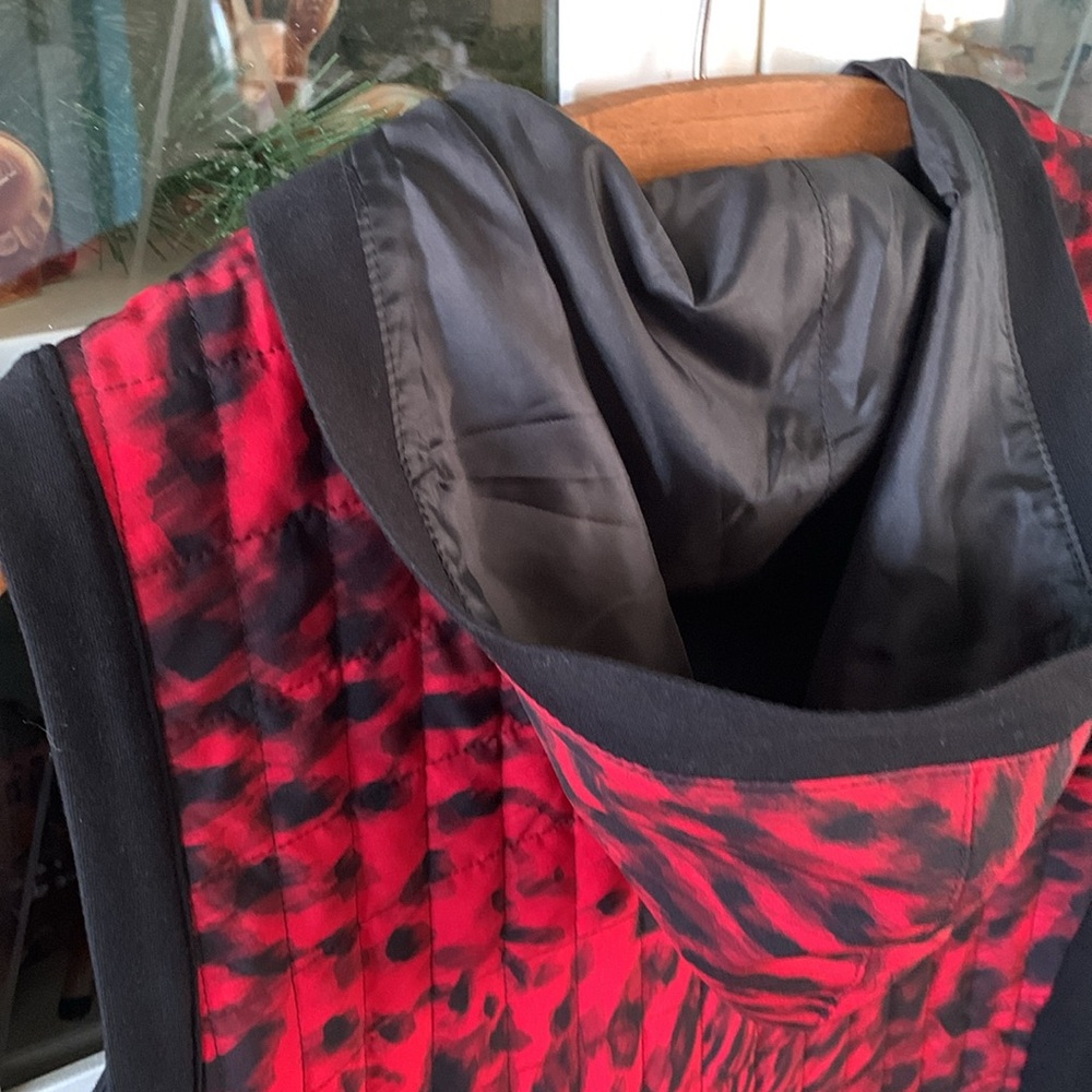 Zenergy by Chico’s Stylish Red and Black hooded Sleeveless Top sz 16 like new - Picture 5 of 5